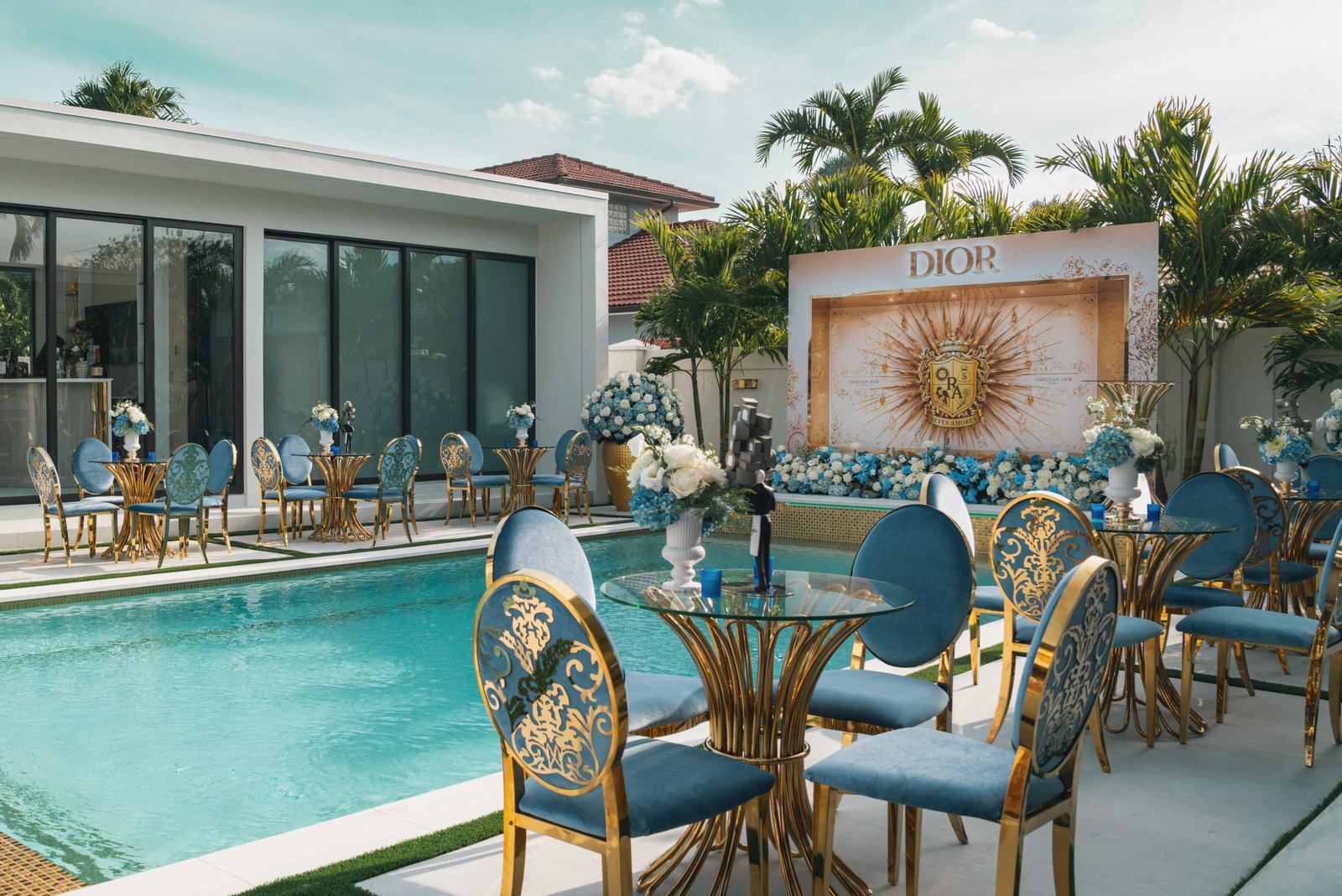 Montaje de marca al aire libre junto a piscina en azules y dorados.
