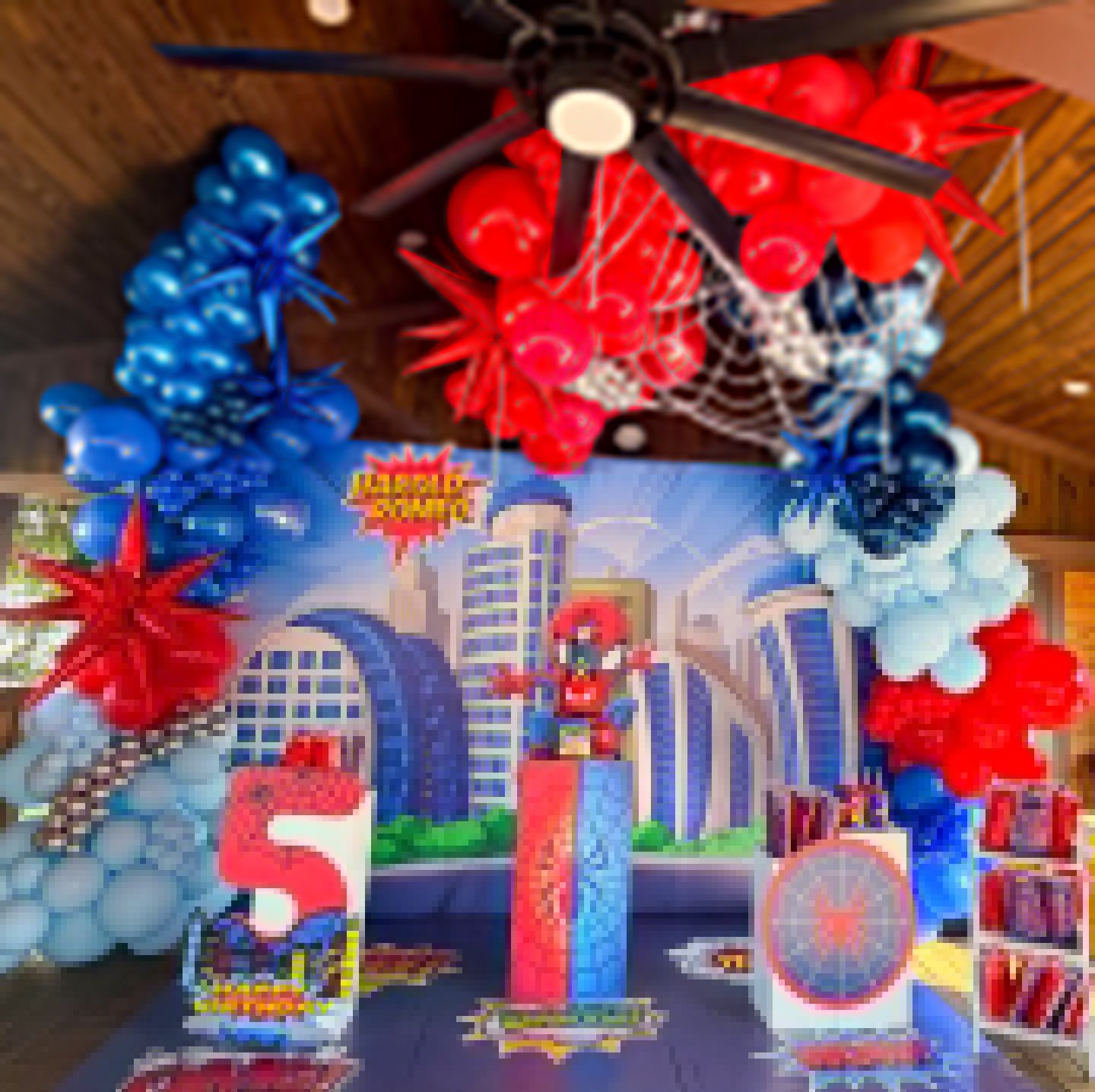 Fiesta infantil temática Spider-Man con arco de globos rojo, azul y blanco.